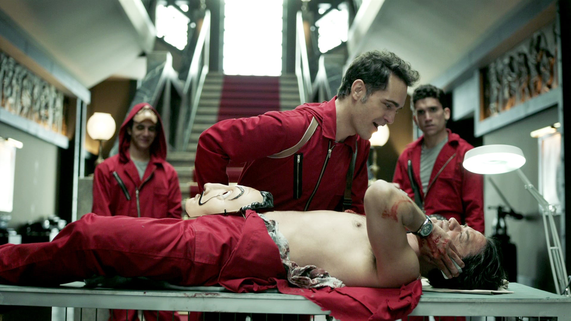 La tele con Monegal: El momento "regreso al regazo de la gallina mayor" de Arturo en 'La casa de papel' La tele con Monegal: El momento "regreso al regazo de la gallina mayor" de Arturo en 'La casa de papel'