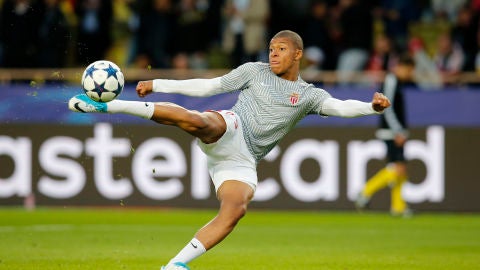 Mbapp&eacute;, durante un calentamiento previo a un partido de Champions