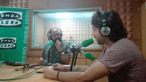 Componente del grupo de rock Reciclaje en los estudios de Onda Cero