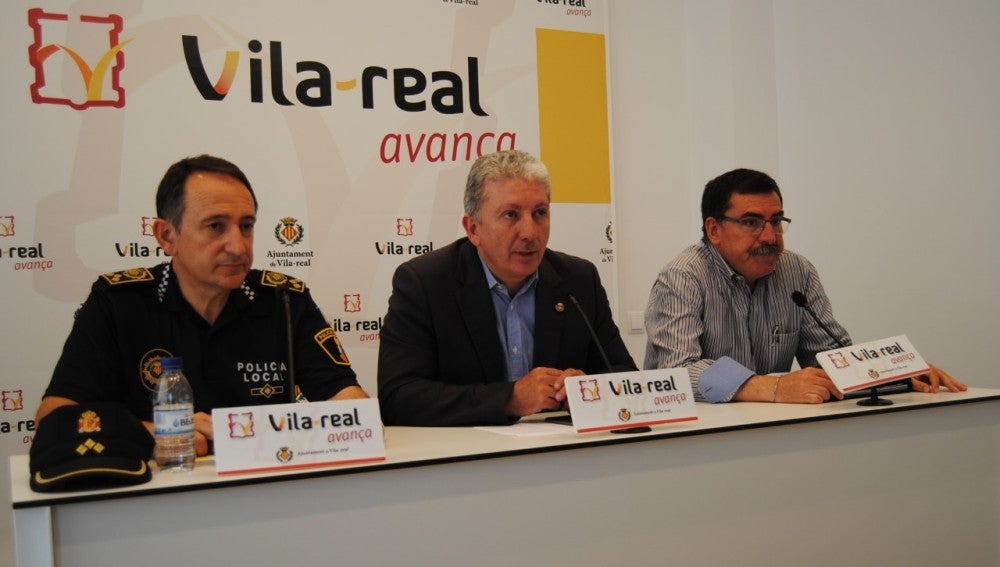 El regidor de Festes Javier Serralvo, el cap de la policia local, José Ramón Nieto i el president de la Junta de Festes, José Pasqual Colás han donat compte del balanç de les festes. 