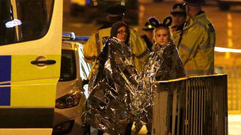 Dos mujeres son atendidas tras salir del Manchester Arena