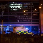 Servicios de emergencia en la entrada del Manchester Arena