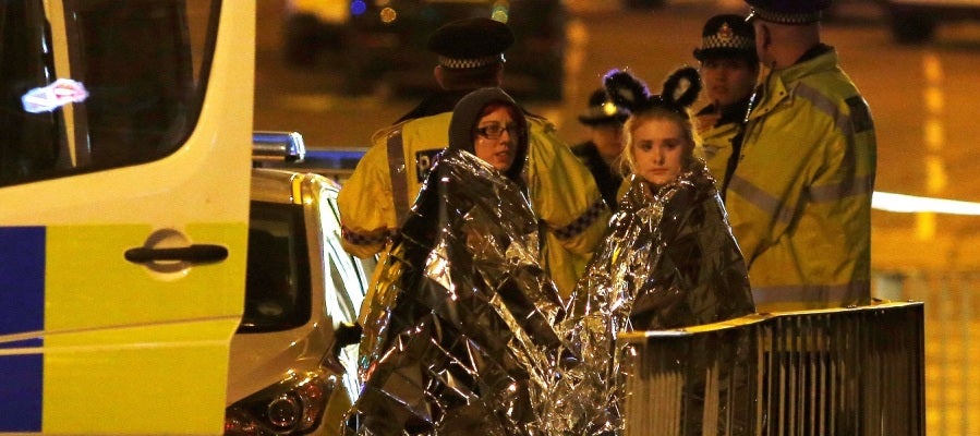 Varias personas a las afueras del Manchester Arena tras el atentado Varias personas a las afueras del Manchester Arena tras el atentado