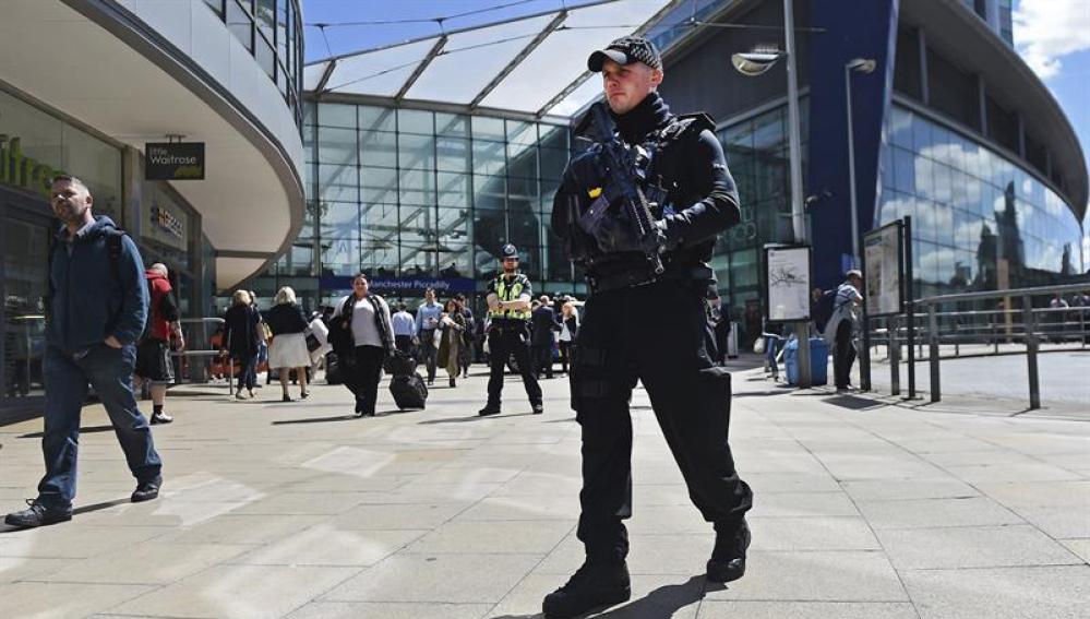 Un policía en las inmediaciones del Manchester Arena