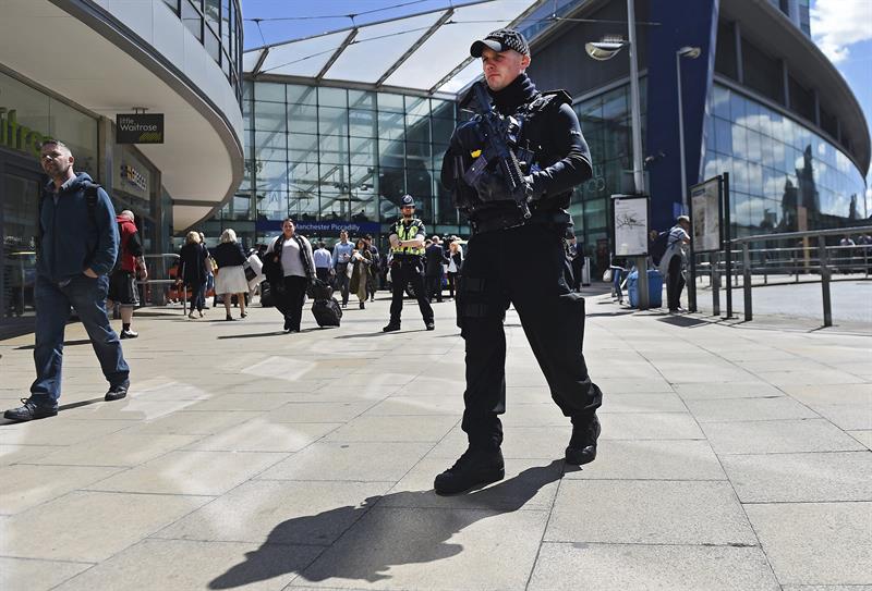 La Policía hace una "explosión controlada" durante un registro en Manchester La Policía hace una "explosión controlada" durante un registro en Manchester
