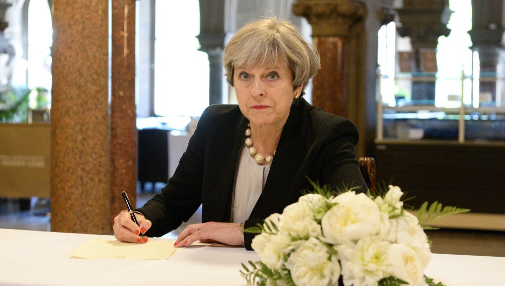 Theresa May visita la ciudad de Manchester tras el atentando que ha provocado 22 víctimas