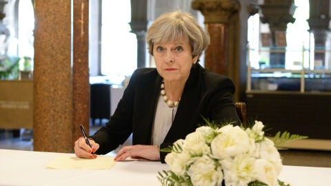 Theresa May visita la ciudad de Manchester tras el atentando que ha provocado 22 v&iacute;ctimas