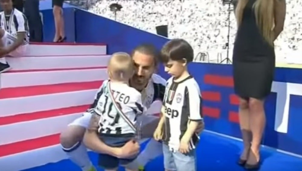Bonucci con sus hijos en la celebración de la Juventus