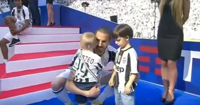 El hijo de Bonucci, fan del Torino, no lo pasó nada bien en la celebración de la Juventus El hijo de Bonucci, fan del Torino, no lo pasó nada bien en la celebración de la Juventus