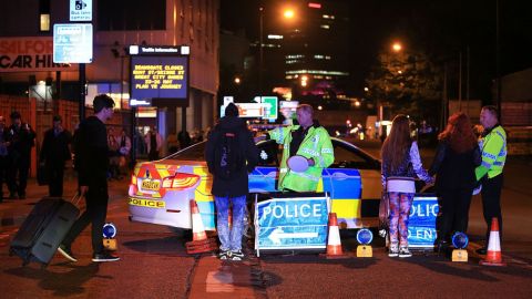 Polic&iacute;a brit&aacute;nica en los alrededores del Manchester Arena