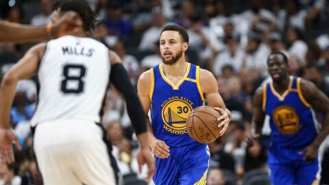 Stephen Curry sube el bal&oacute;n durante el Spurs - Warriors