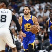 Stephen Curry sube el balón durante el Spurs - Warriors