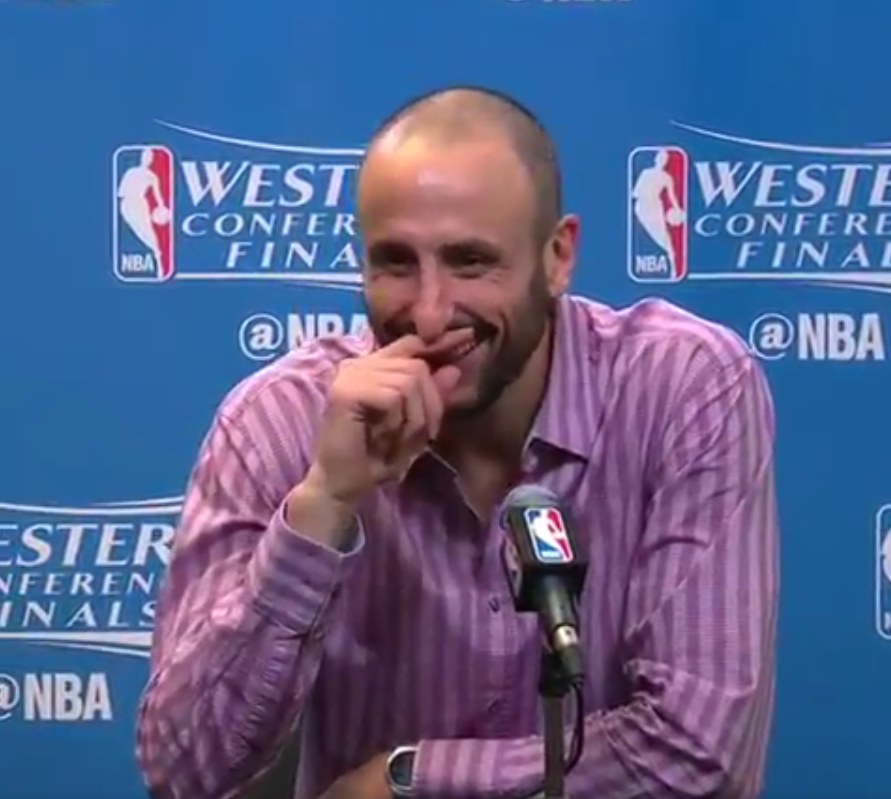 Un periodista americano pregunta a Ginobili si ha anunciado su retirada en español a otro periodista Un periodista americano pregunta a Ginobili si ha anunciado su retirada en español a otro periodista