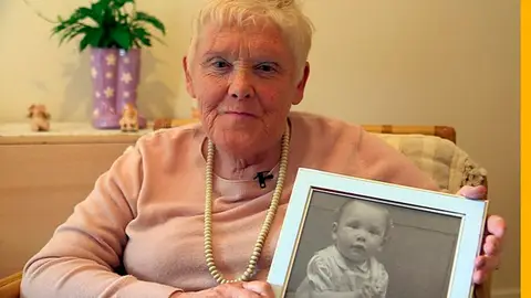 La historia de Jeanette, una mujer a la que le extirparon unos testículos internos sin su conocimiento La historia de Jeanette, una mujer a la que le extirparon unos testículos internos sin su conocimiento