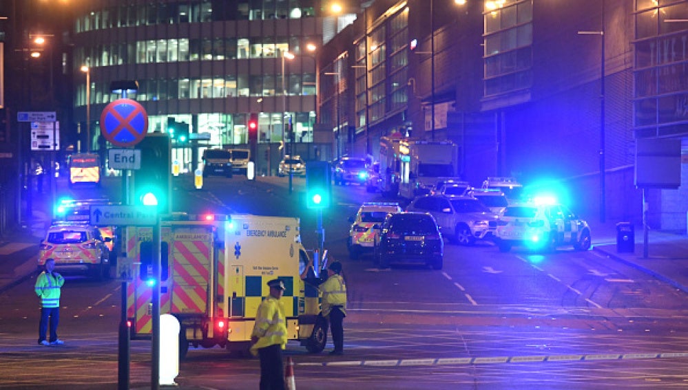 Policía y servicios de emergencias en las inmediaciones del Manchester Arena