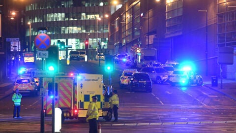 Polic&iacute;a y servicios de emergencias en las inmediaciones del Manchester Arena
