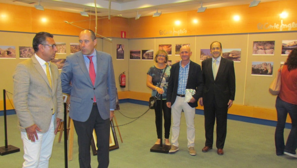 En la imagen, Juanjo Carreres, alcalde de Tírig, y otros miembros de la corporación municipal junto a directivos de El Corte Inglés.