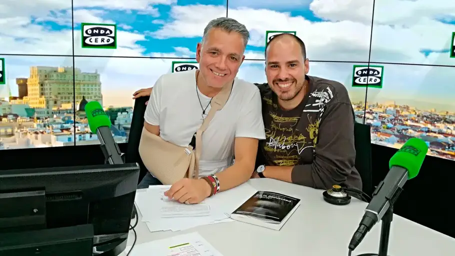 Antonio Pampliega con Juan Ramón Lucas durante una entrevista en Más de uno Antonio Pampliega con Juan Ramón Lucas durante una entrevista en Más de uno