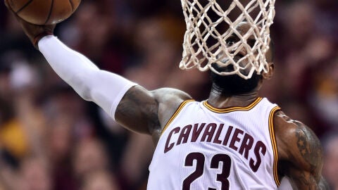 LeBron James se dispone a machacar el aro con la cabeza a la altura de la red