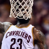 LeBron James se dispone a machacar el aro con la cabeza a la altura de la red LeBron James se dispone a machacar el aro con la cabeza a la altura de la red