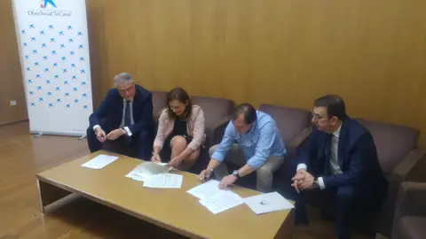 Firma del convenio entre el Ayuntamiento de Elche y la Obra Social 'La Caixa'. NATACIÓN ADAPTADA