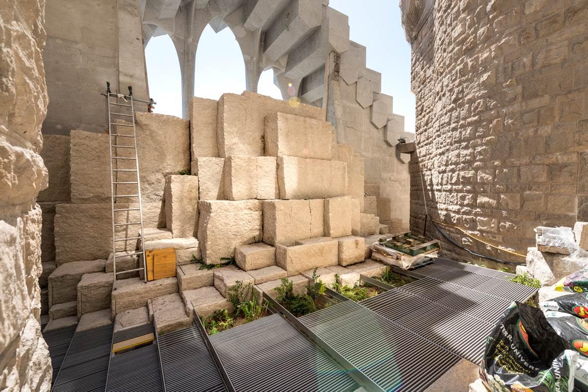 Plantan un huerto sobre la Fachada de la Pasión de la Sagrada Familia Plantan un huerto sobre la Fachada de la Pasión de la Sagrada Familia