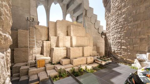 El huerto en la fachada de la Pasi&oacute;n de la Sagrada Familia