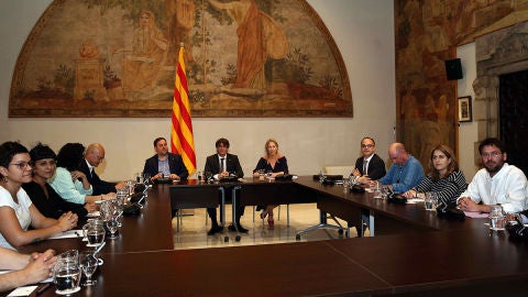 Imagen de la reuni&oacute;n que ha mantenido Carles Puigdemont con diferentes fuerzas pol&iacute;ticas