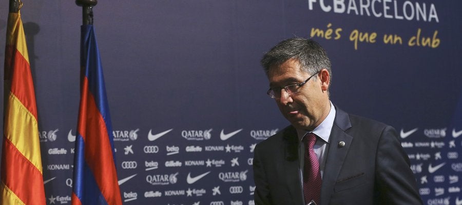 Bartomeu, saliendo de la sala de prensa del Barcelona Bartomeu, saliendo de la sala de prensa del Barcelona