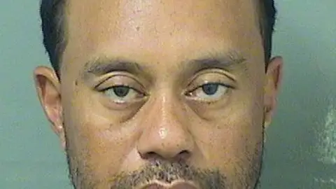 La ficha policial de Tiger Woods El golfista ha sido detenido por conducir ebrio
