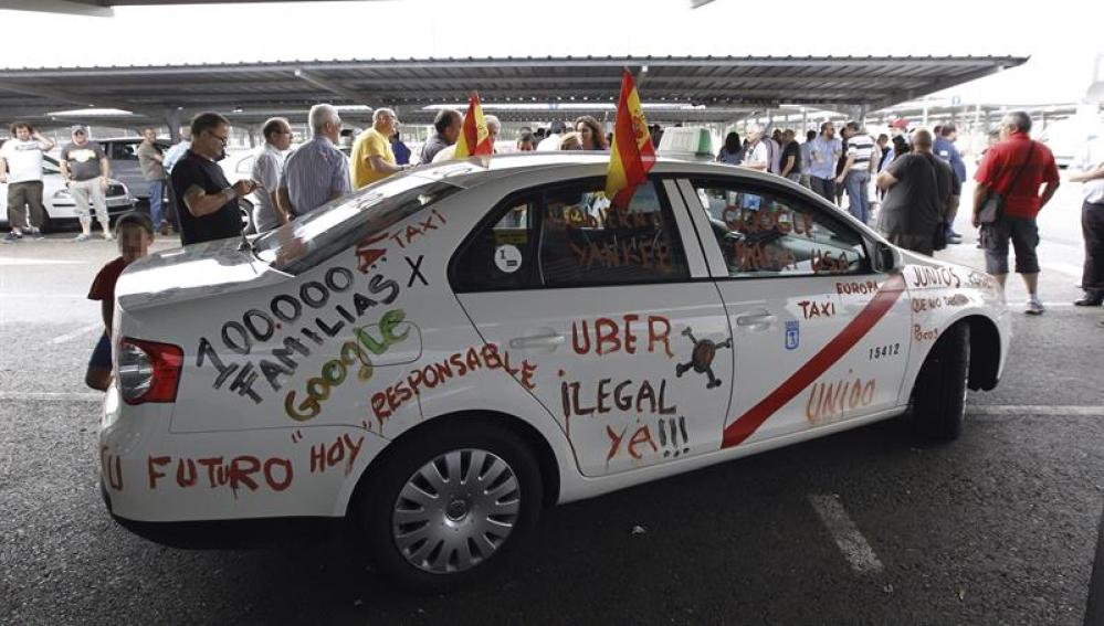 Un taxi con pintadas en contra de Uber