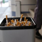 Imagen de un cenicero con varios cigarrillos apagados