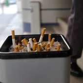 Imagen de un cenicero con varios cigarrillos apagados Imagen de un cenicero con varios cigarrillos apagados