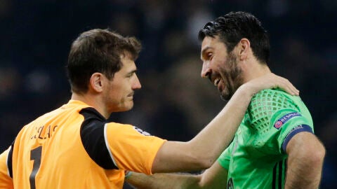 Casillas y Buffon se saludan y hablan tras un partido