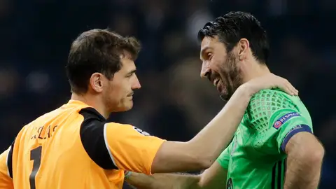 Casillas y Buffon se saludan y hablan tras un partido Casillas y Buffon se saludan y hablan tras un partido