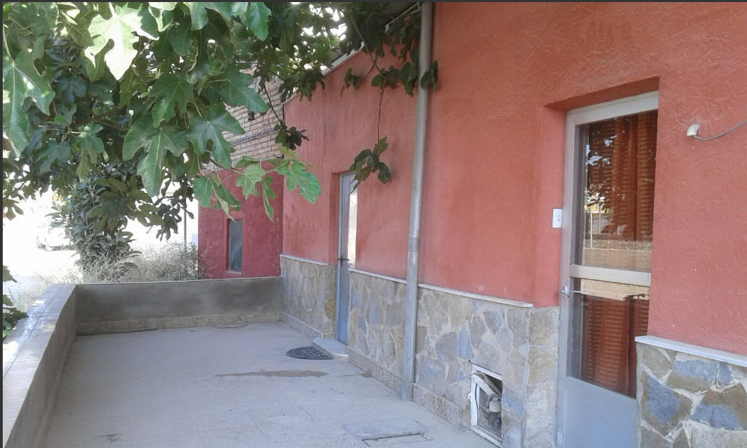 Una vecina de la Orilla de la Vía que se niega a firmar la ocupación de parte de su casa por ADIF Una vecina de la Orilla de la Vía que se niega a firmar la ocupación de parte de su casa por ADIF