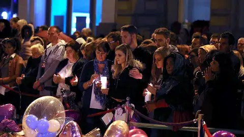 Cientos de personas participan en una vigilia Cientos de personas participan en una vigilia