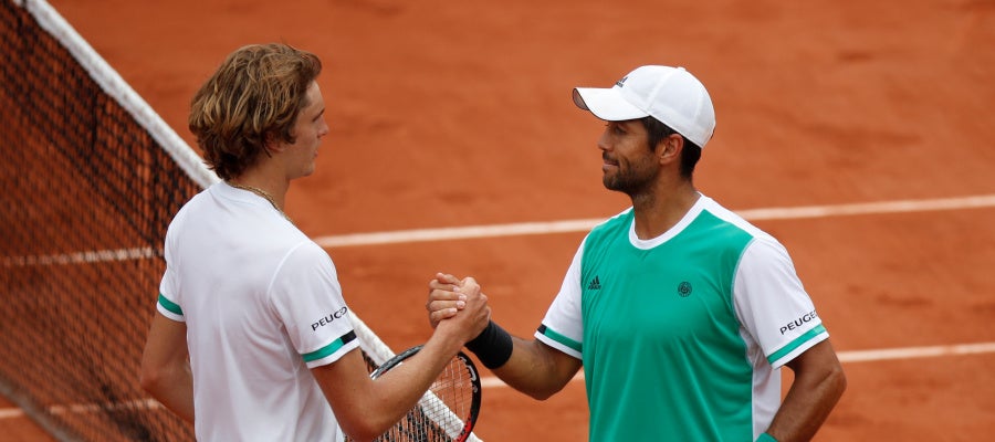 Verdasco saluda a Zverev tras vencerle a Roland Garros Verdasco saluda a Zverev tras vencerle a Roland Garros