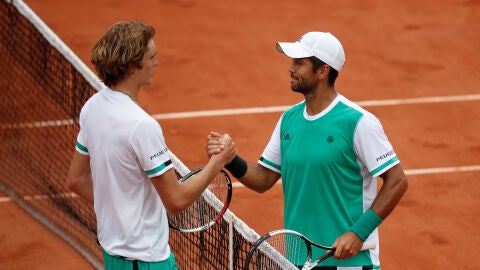 Verdasco saluda a Zverev tras vencerle a Roland Garros