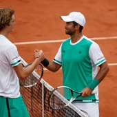 Verdasco saluda a Zverev tras vencerle a Roland Garros Verdasco saluda a Zverev tras vencerle a Roland Garros