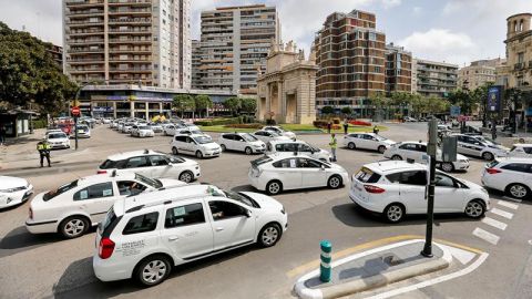 Taxistas de toda Espa&ntilde;a protestan en Madrid contra la "competencia desleal" de Uber y Cabify