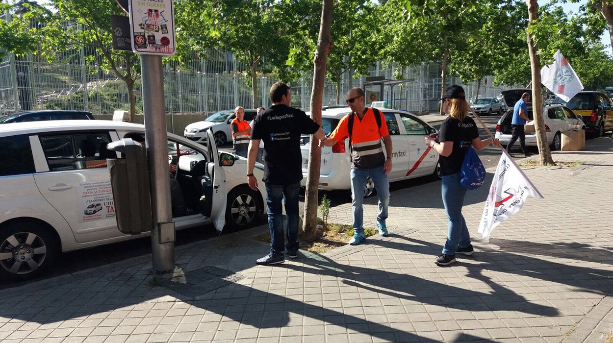 Azucena, taxista en huelga en Madrid: "En un día como hoy Uber o Cabify multiplican por tres el precio" Azucena, taxista en huelga en Madrid: "En un día como hoy Uber o Cabify multiplican por tres el precio"