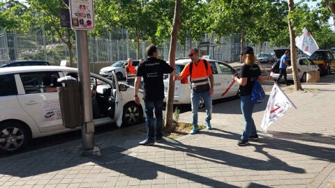 Un grupo de taxistas durante la huelga de taxis en protesta por Uber y Cabify