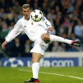Zidane marca uno de los mejores goles de las finales de la Champions para darle la novena al Real Madrid Zidane marca uno de los mejores goles de las finales de la Champions para darle la novena al Real Madrid