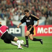 Raúl marca el tercer gol ante el Valencia que le dio la octava Copa de Europa al Real Madrid Raúl marca el tercer gol ante el Valencia que le dio la octava Copa de Europa al Real Madrid
