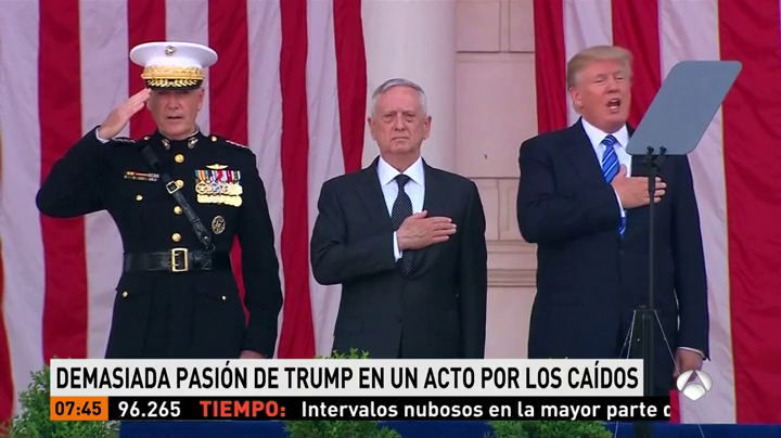 La última polémica de Donald Trump durante un homenaje a los Caídos: demasiada pasión cantando el himno La última polémica de Donald Trump durante un homenaje a los Caídos: demasiada pasión cantando el himno