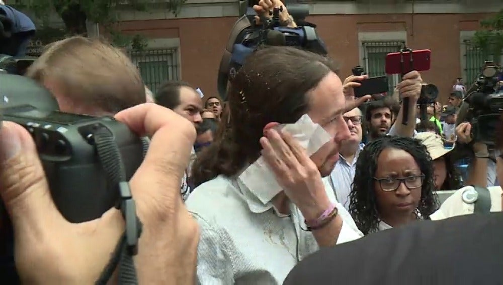 Un huevo lanzado por un manifestante impacta en uno de los representantes del sector y salpica a Pablo Iglesias