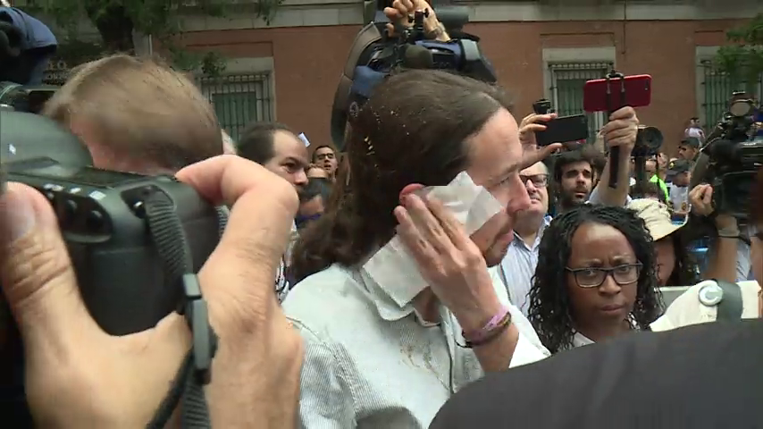 Pablo Iglesias recibe un 'huevazo' al acercarse a la manifestación de taxistas Pablo Iglesias recibe un 'huevazo' al acercarse a la manifestación de taxistas