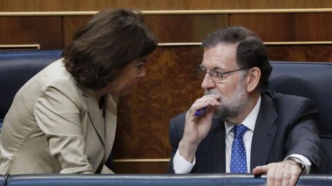 El presidente del Gobierno, Mariano Rajoy, con la vicepresidenta, Soraya S&aacute;enz de Santamar&iacute;a