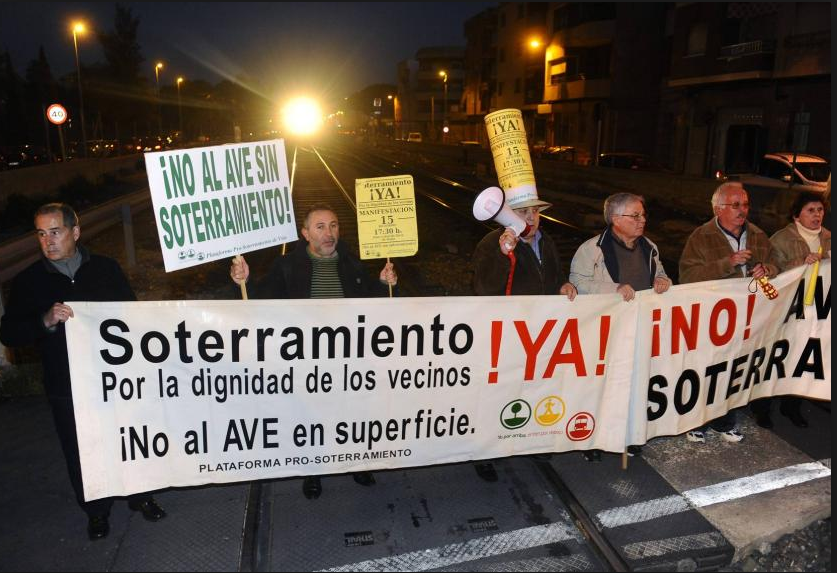 Otra vecina afectada por el muro del AVE en Murcia: "Por Dios se lo pido. Así no" Otra vecina afectada por el muro del AVE en Murcia: "Por Dios se lo pido. Así no"